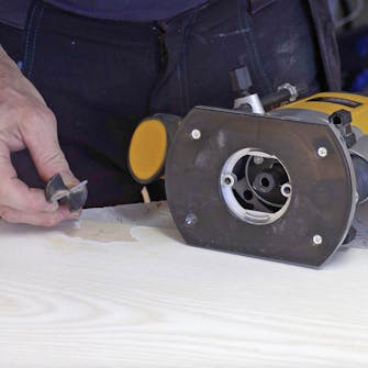 Laga köksluckor: Sätt i ett gångjärnsborr i handöverfräsen Laga skruvhål kökslucka: Sätt i ett gångjärnsborr i handöverfräsen